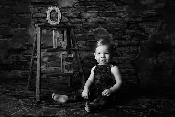 LEO_1YEAR-5bw