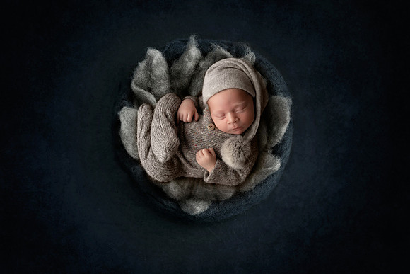HOLDEN_13DAYS-1